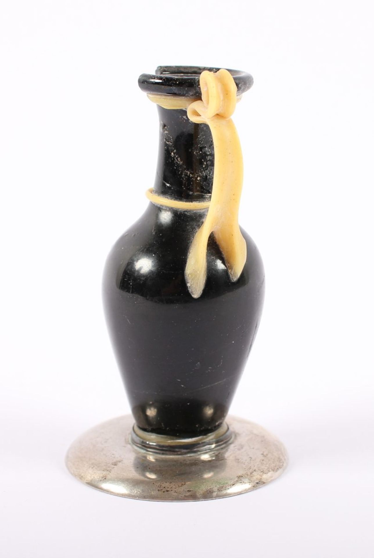 KLEINE KANNE, schwarzes Glas mit gelb-weissem Henkel, besch., H 10, auf Silberfuß mit Widmung und - Bild 4 aus 6