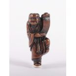 NETSUKE KANZAN, Buchsbaum, schöne, glänzende Patina, der Glücksgott steht in tänzerischer Pose mit