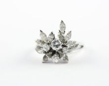 DAMENRING, 585/ooo Weißgold, besetzt mit Diamantnavetten und Brillanten von zusammen ca. 1,7 ct., RG
