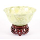 SCHALE, hell- bis moosgrün marmorierter Jadeit, Dm 10, Holzstand, CHINA, 20.Jh Provenienz: