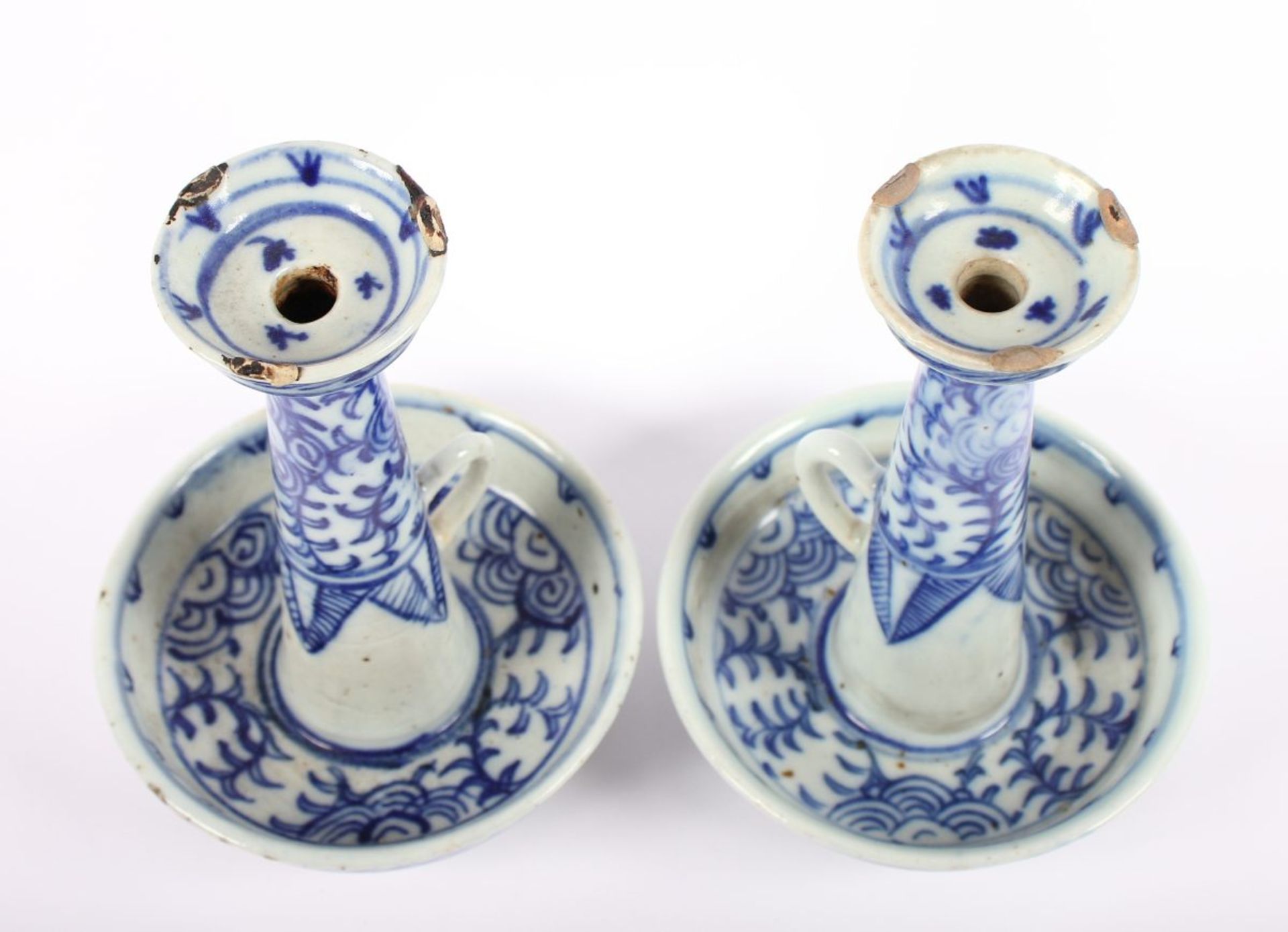 PAAR HANDLEUCHTER, Porzellan, in flüchtiger Malweise unterglasurblau dekoriert, H 19, CHINA, 19. - Bild 3 aus 4