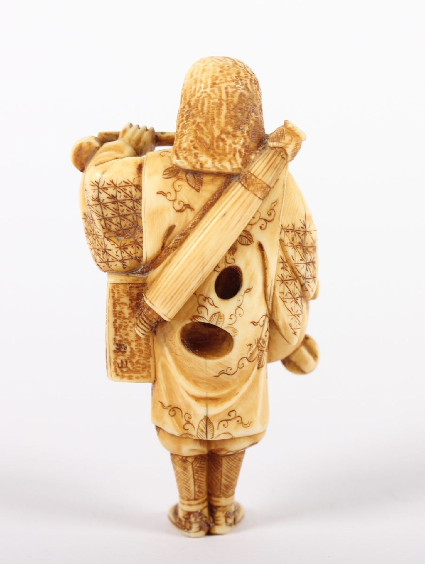 NETSUKE MUSIKER, Elfenbein, in einem kurzen Mantel gekleidet, mit der Linken hält er eine Flöte - Bild 4 aus 5