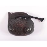 GROSSES NETSUKE MOKUGYO, Holz, Gong in Form eines Fisches, L 5, JAPAN, 2.H.19.Jh. Provenienz: alte