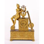EMPIRE-FIGURENPENDULE, Bronze, vergoldet, H 49, Werk mit Fadenaufhängung und Schlag auf Glocke,