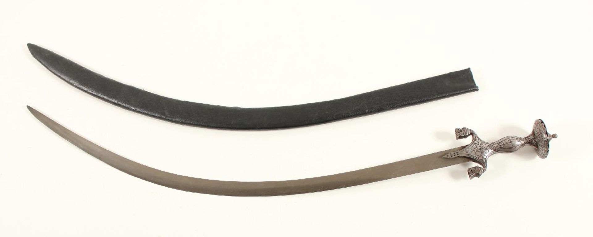 POULUAR, gekrümmte Rückenklinge mit zweischneidiger Spitze, typisches, geschnittenes Eisengefäß - Bild 2 aus 3