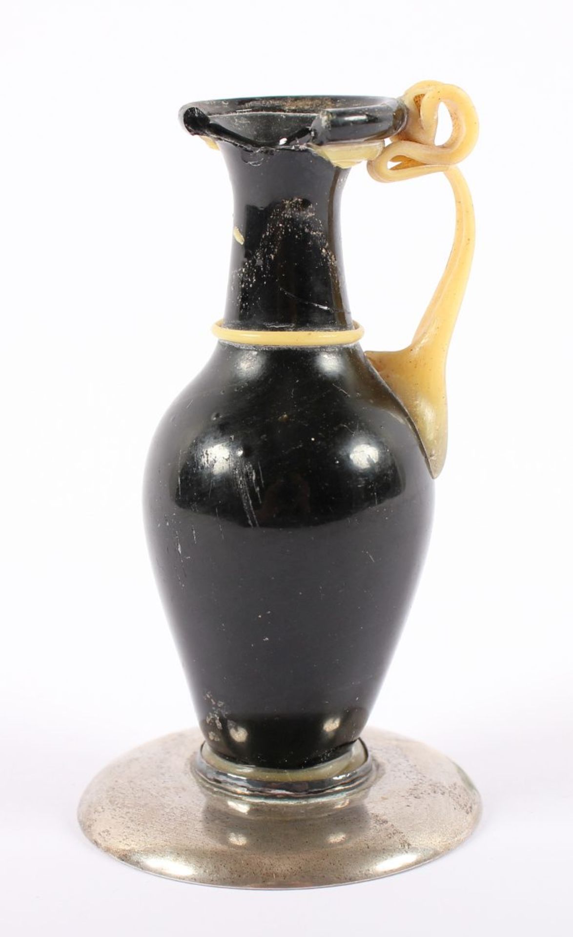 KLEINE KANNE, schwarzes Glas mit gelb-weissem Henkel, besch., H 10, auf Silberfuß mit Widmung und