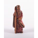 NETSUKE CHINESISCHER WEISER, Buchsbaum mit Negoro-Lack, in langem Gewand mit Stab und Schale, H 5,8,