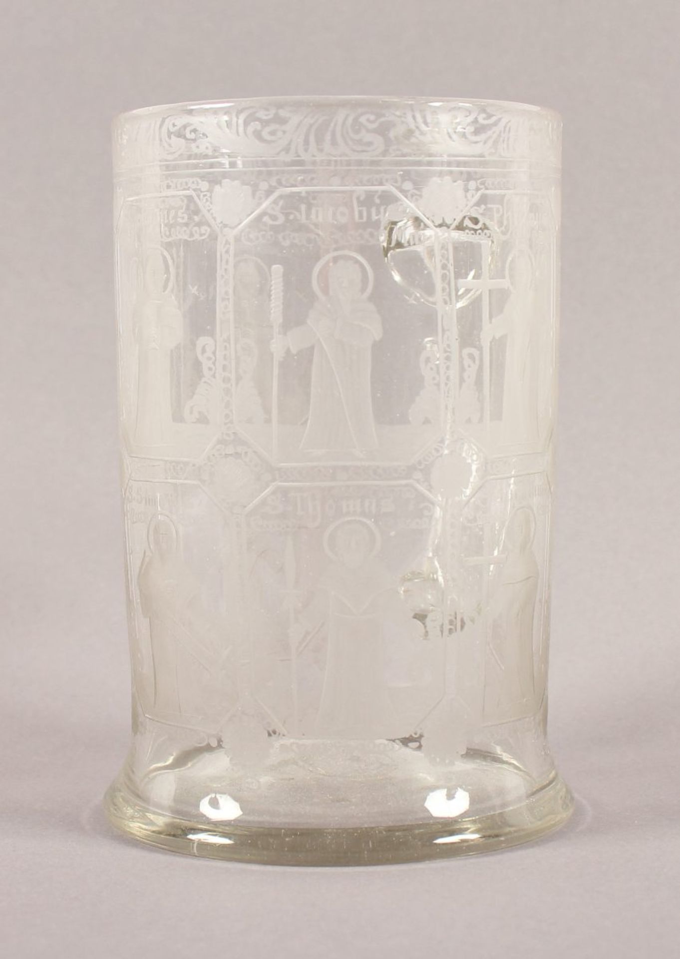 HENKELKRUG, farbloses, blasiges Glas, Wandung graviert, mit Darstellung der 12 Apostel, H 14, - Image 2 of 4