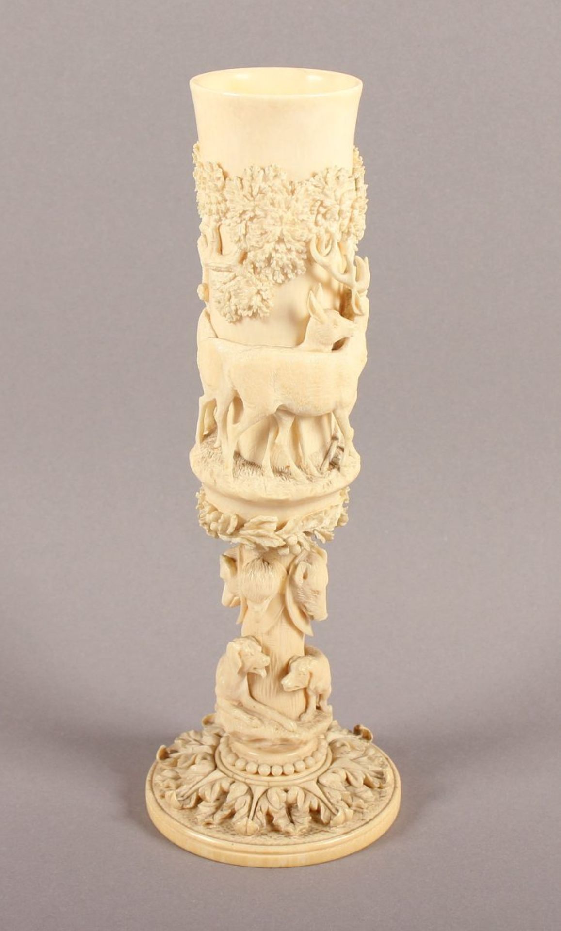 SELTENE VASE MIT JAGDMOTIVEN, Elfenbein, fein geschnitzt in Hochrelief, umlaufender Fries mit - Bild 4 aus 8