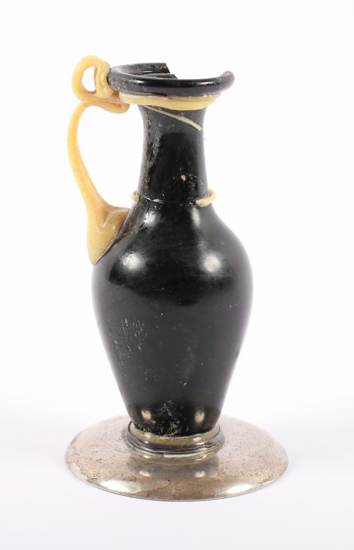 KLEINE KANNE, schwarzes Glas mit gelb-weissem Henkel, besch., H 10, auf Silberfuß mit Widmung und - Bild 3 aus 6