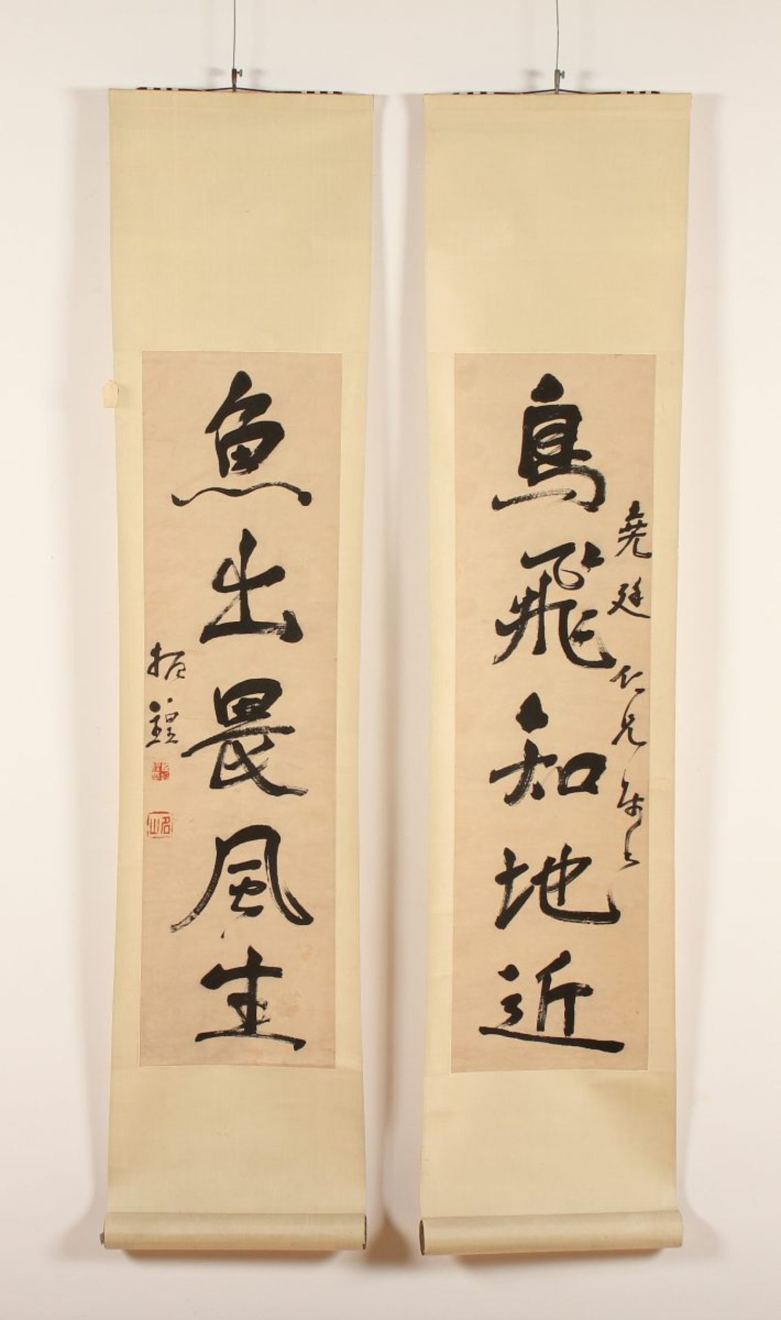 ZWEI ROLLBILDER, Tusche auf Papier, Kalligraphie, eine mit zwei Siegeln, 75 x 21, montiert, CHINA, - Bild 2 aus 3