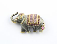 BROSCHE, 925/ooo Silber, in Form eines Elefanten, besetzt mit Turmalin, Rhodolith und Rubin von