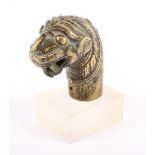 KLEINER GRIFF, Bronze, in Form eines Löwenkopfes, L 6,5, auf Sockel montiert, wohl OSMANISCH