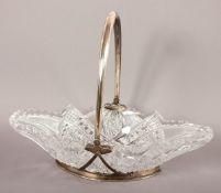 GROSSE HENKELSCHALE, farbloses Kristallglas mit reichem Schliffdekor (min.best., Haarriss im Boden),