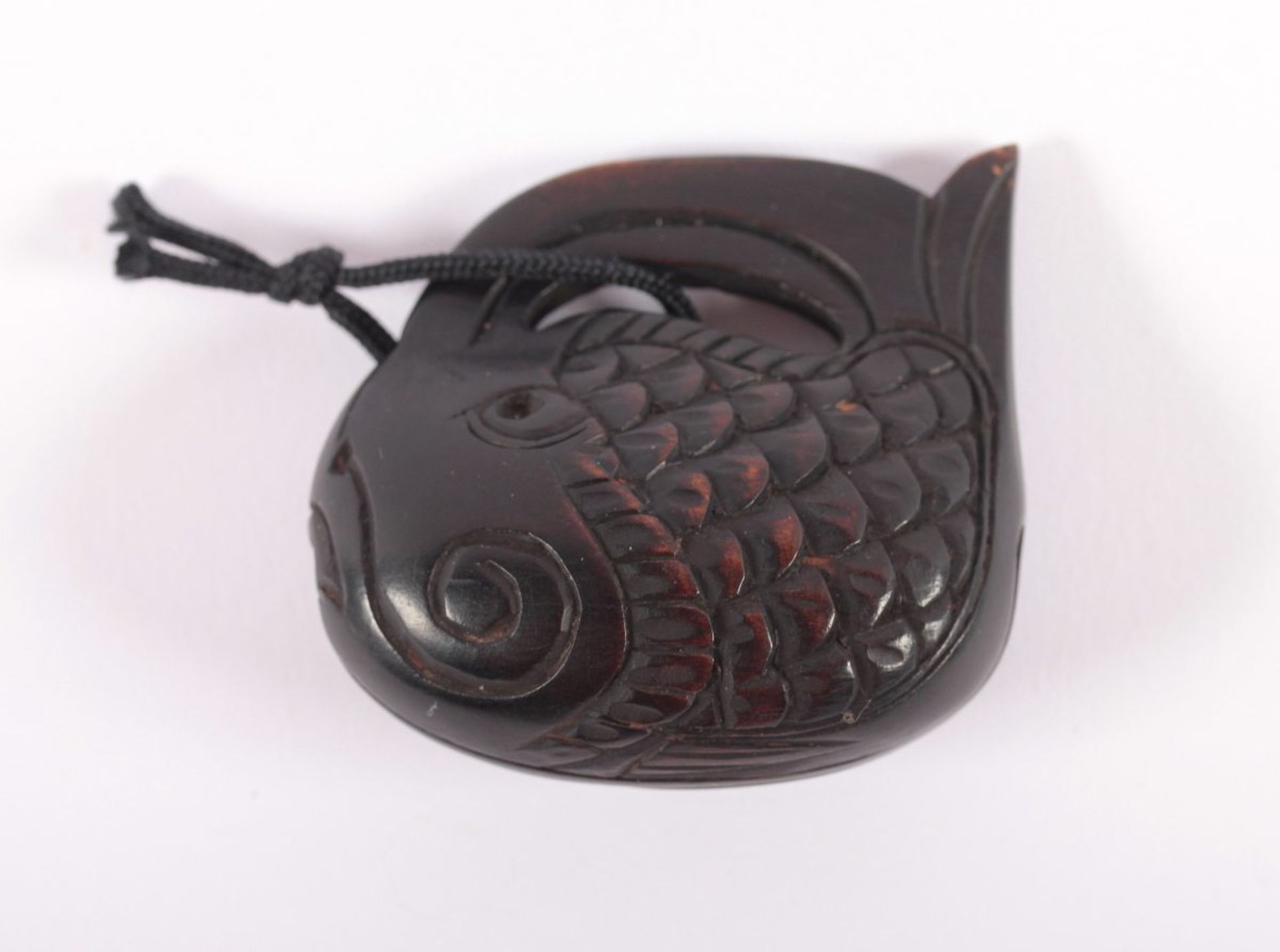 GROSSES NETSUKE MOKUGYO, Holz, Gong in Form eines Fisches, L 5, JAPAN, 2.H.19.Jh. Provenienz: alte - Bild 2 aus 2