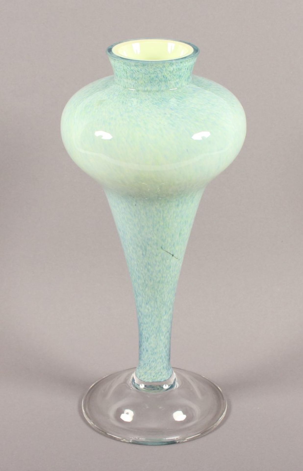 VASE, farbloses Glas, opakgelb hinterfangen, türkisfarbene Pulvereinschmelzungen, H 30, IKORA,