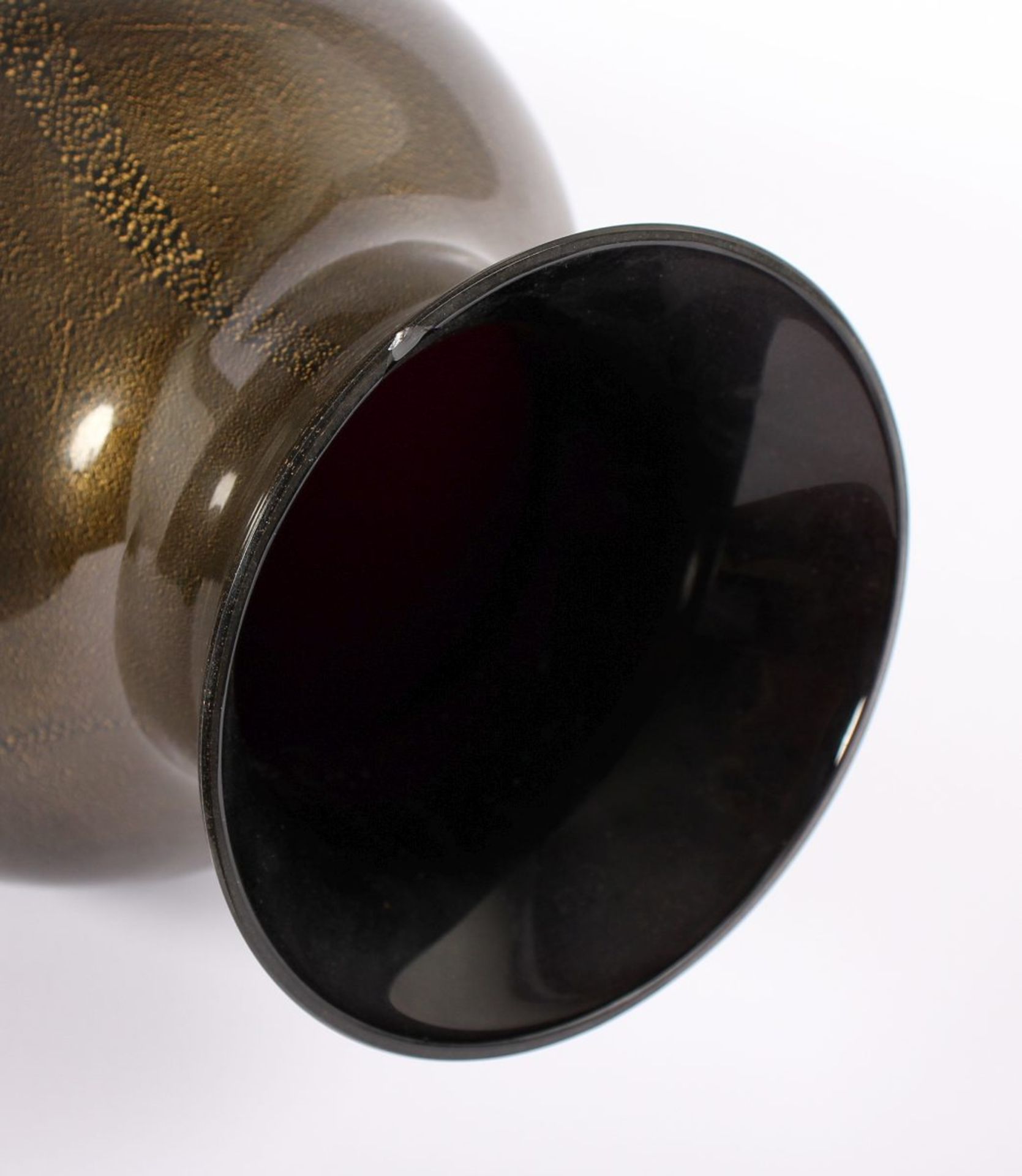 VASE, farbloses Glas, schwarzviolett hinterfangen mit Goldstaubeinschmelzungen, an der Mündung min. - Image 2 of 3