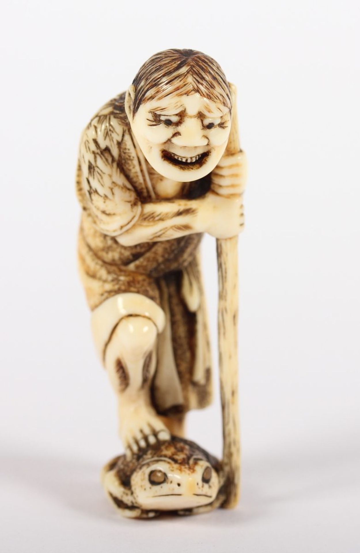 NETSUKE SENNIN GAMMA, Elfenbein, mit beiden Händen auf einen Stab gestützt steht der Sennin in - Image 2 of 5