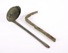 STRIGLIS UND SCHÖPFKELLE, Bronze, L 22 und 26, RÖMISCH, ca.1.-3.Jh.n.Chr. Provenienz: Sammlung