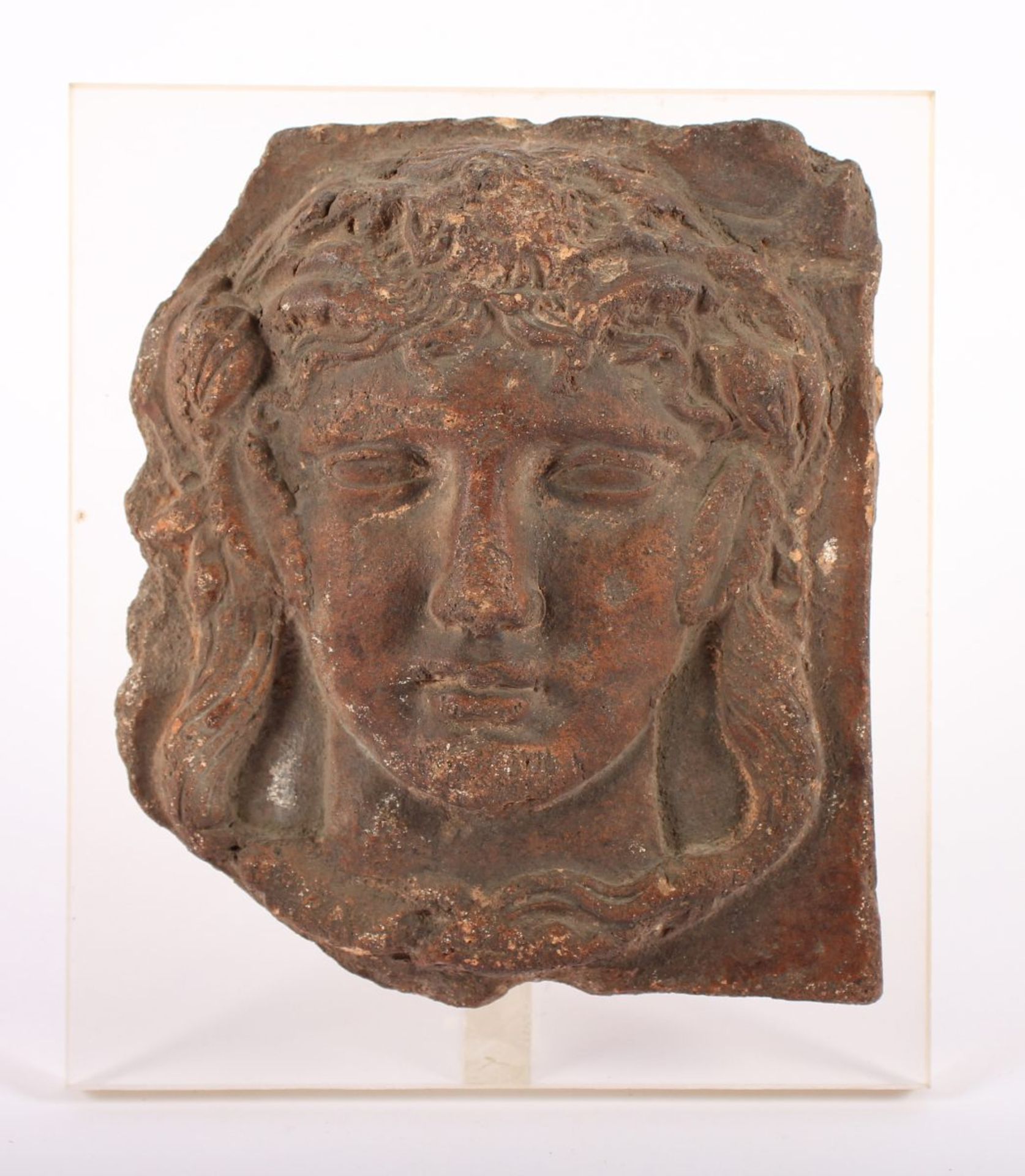 RELIEFFRAGMENT, Darstellung eines Frauenkopfes mit geflochtenen Haaren, Ton, besch., 13 x 11, wohl