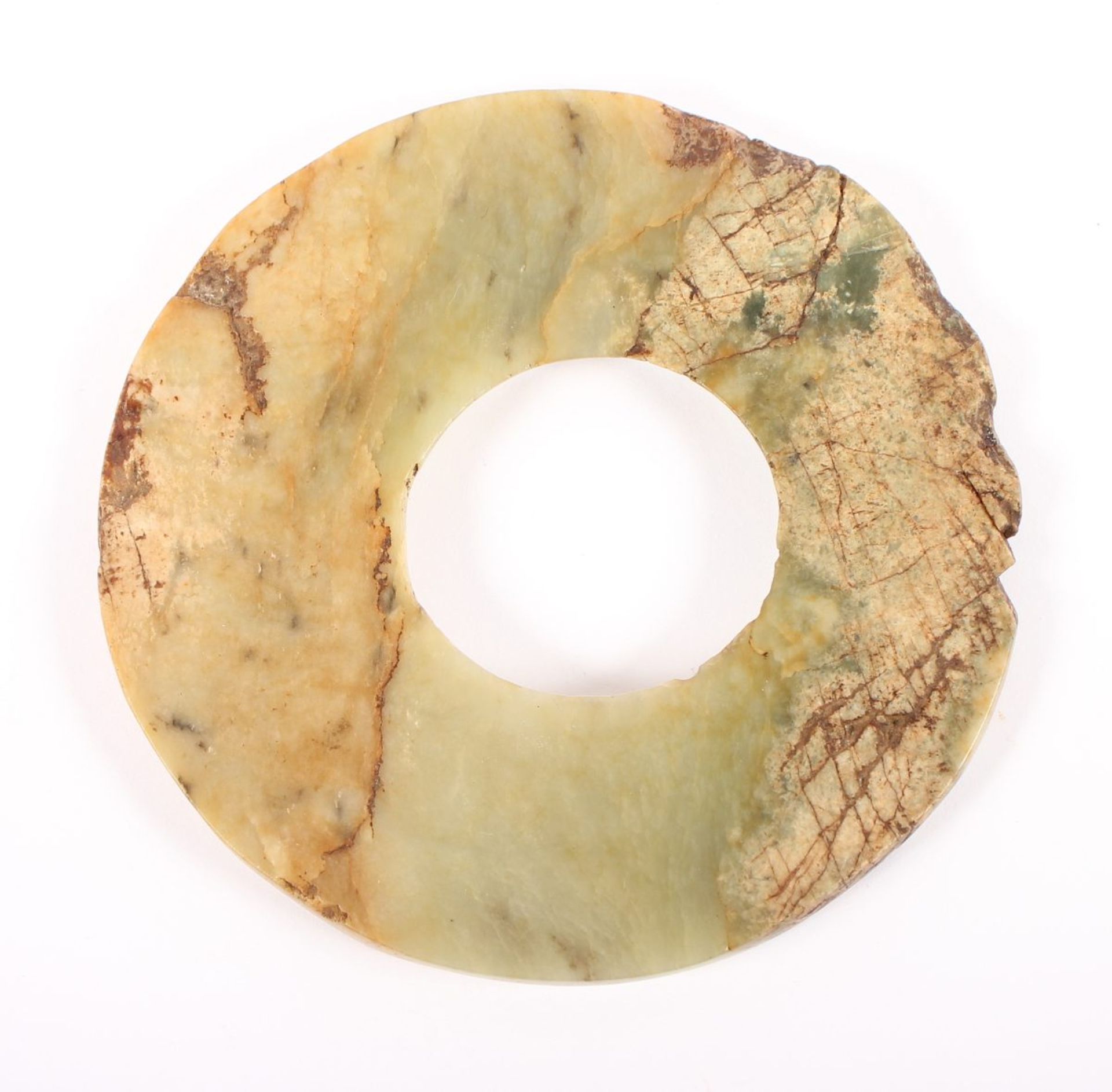 BI-SCHEIBE, hellgrüner bis rotbraun marmorierter Jadeit, Dm 12, CHINA Provenienz: Sammlung