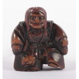 NETSUKE NO-TÄNZER, Buchsbaum, glänzende Patina, Haare rot gefasst, in tänzerischer Pose in der Rolle