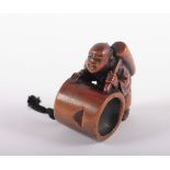 NETSUKE MANN MIT USU, Buchsbaum, fein geschnitzt, schöne Gebrauchspatina, einen großen Stampfer