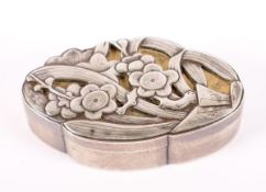 KÔGÔ, silberne Räucherwerkdose mit gleichem floralen Dekor auf dem Stülpdeckel (hier durchbrochen