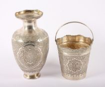 KLEINER EIMER, Silber, sehr feiner gravierter Dekor, H 11, 270g, beigegeben ein Vase aus