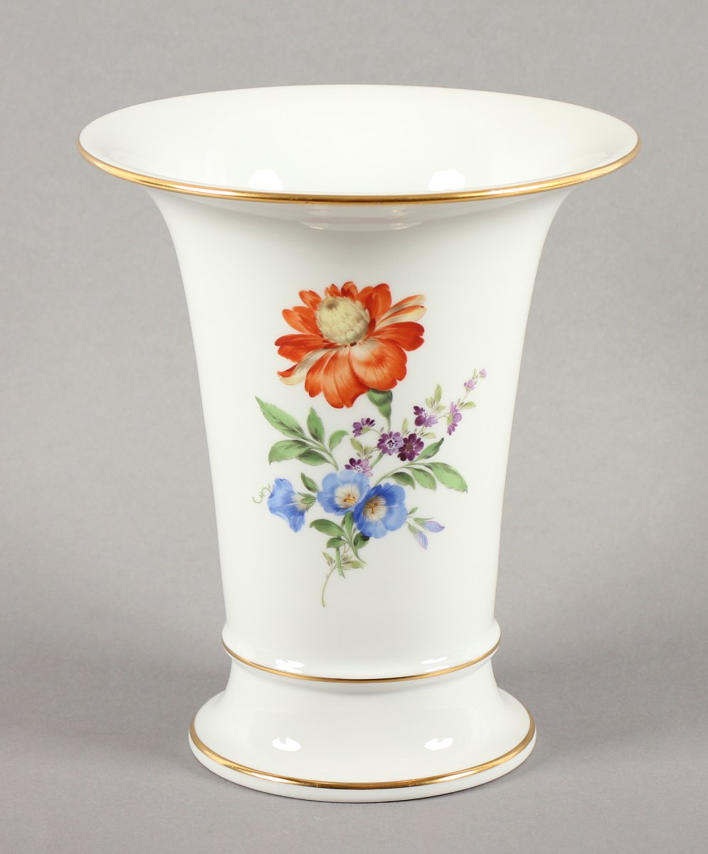 VASE, polychrom gemalter Blumendekor, Goldränderung, H 19,5, zwei Schleifstriche, MEISSEN, 20.Jh.