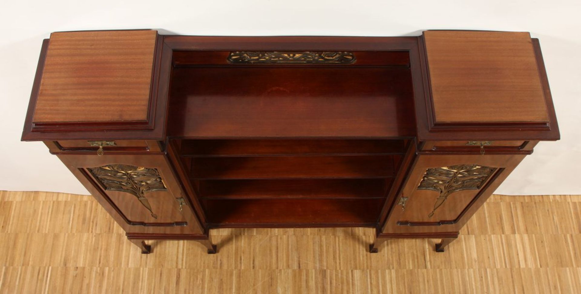 JUGENDSTIL-KONSOLSCHRANK, Kirschbaum, zweitüriger und zweischübiger Korpus, geschnitzt und teilw. - Image 4 of 5