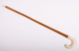SPAZIERSTOCK, gebogener Elfenbeingriff, Schuss aus leicht konischem Malakka-Holz, L 90, wohl