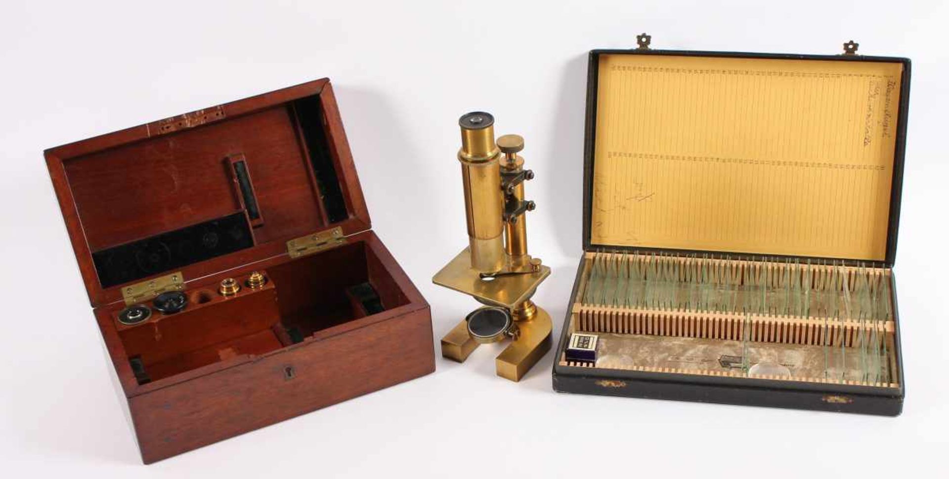 KLEINES MIKROSKOP, in Kasten, sowie Schachtel mit Leitz-Objekt-Präparaten, um 1900, LEITZ/WETZLAR