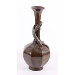 ACHTKANTIGE VASE, Bronze, braun patiniert, Reste einer farbigen Fassung, plastisch um Schulter und