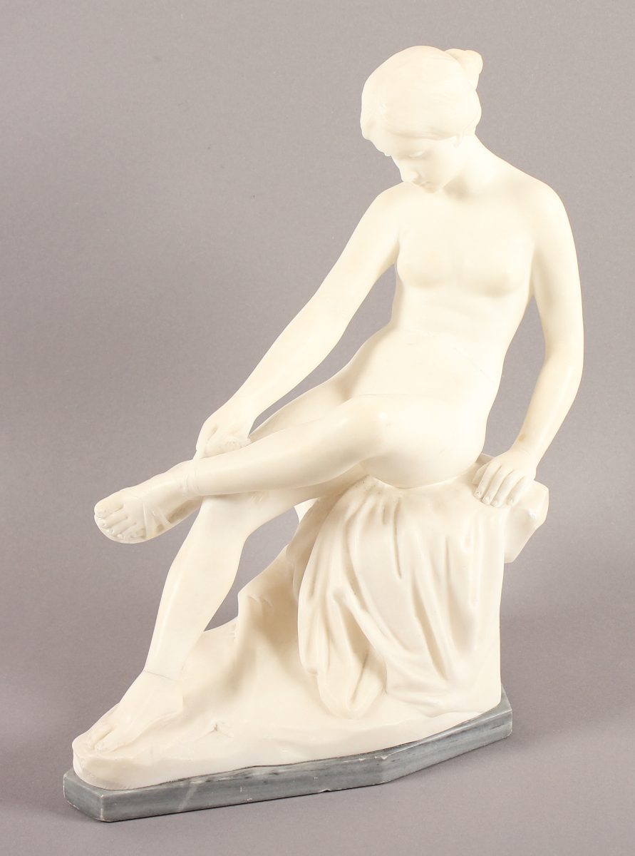 SEGER, Ernst (1868-1939), "Sandalenbinderin", Alabaster, H 31,5, verso signiert, am Steinsockel