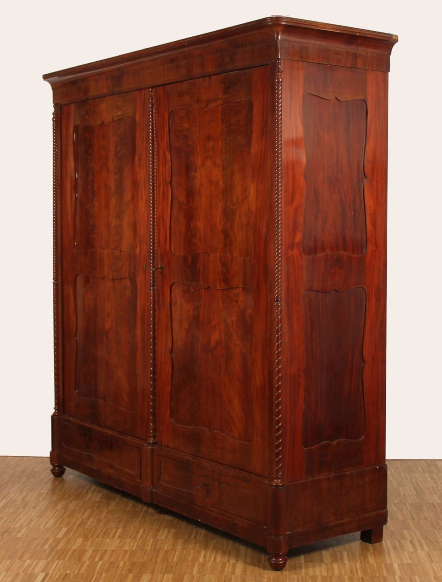 GROSSER SPÄTBIEDERMEIER-SCHRANK, Mahagoni, zweitüriger und zweischübiger Korpus, besch., H 228, B - Image 2 of 4