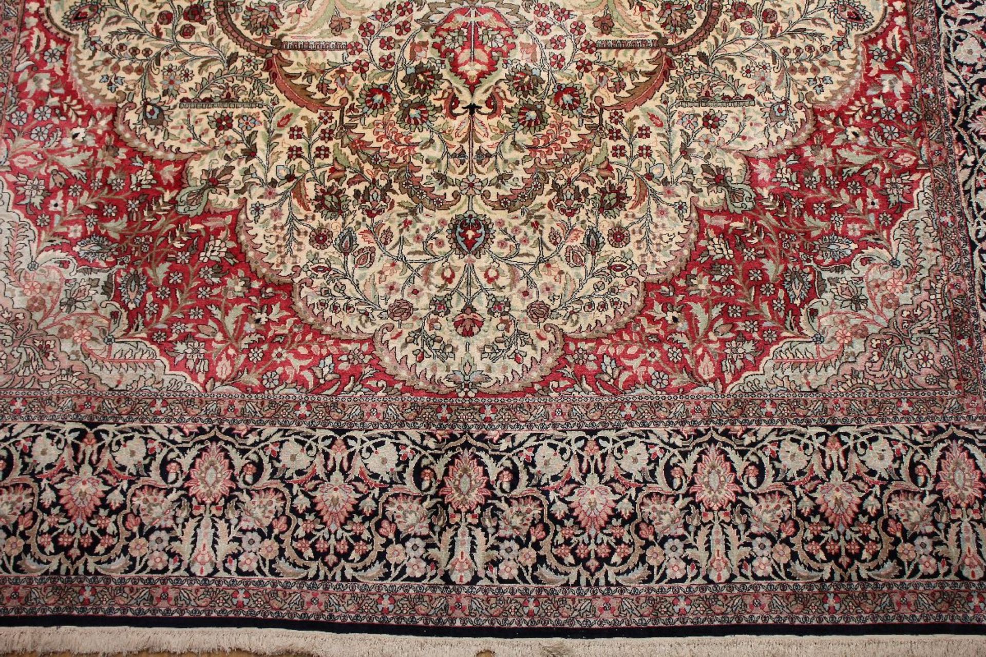 TEPPICH, Seiden-Kaschmir, Srinagar, Naturseide auf Baumwolle, 549 x 366, ca. 400.000 Knoten/qm, - Bild 2 aus 5
