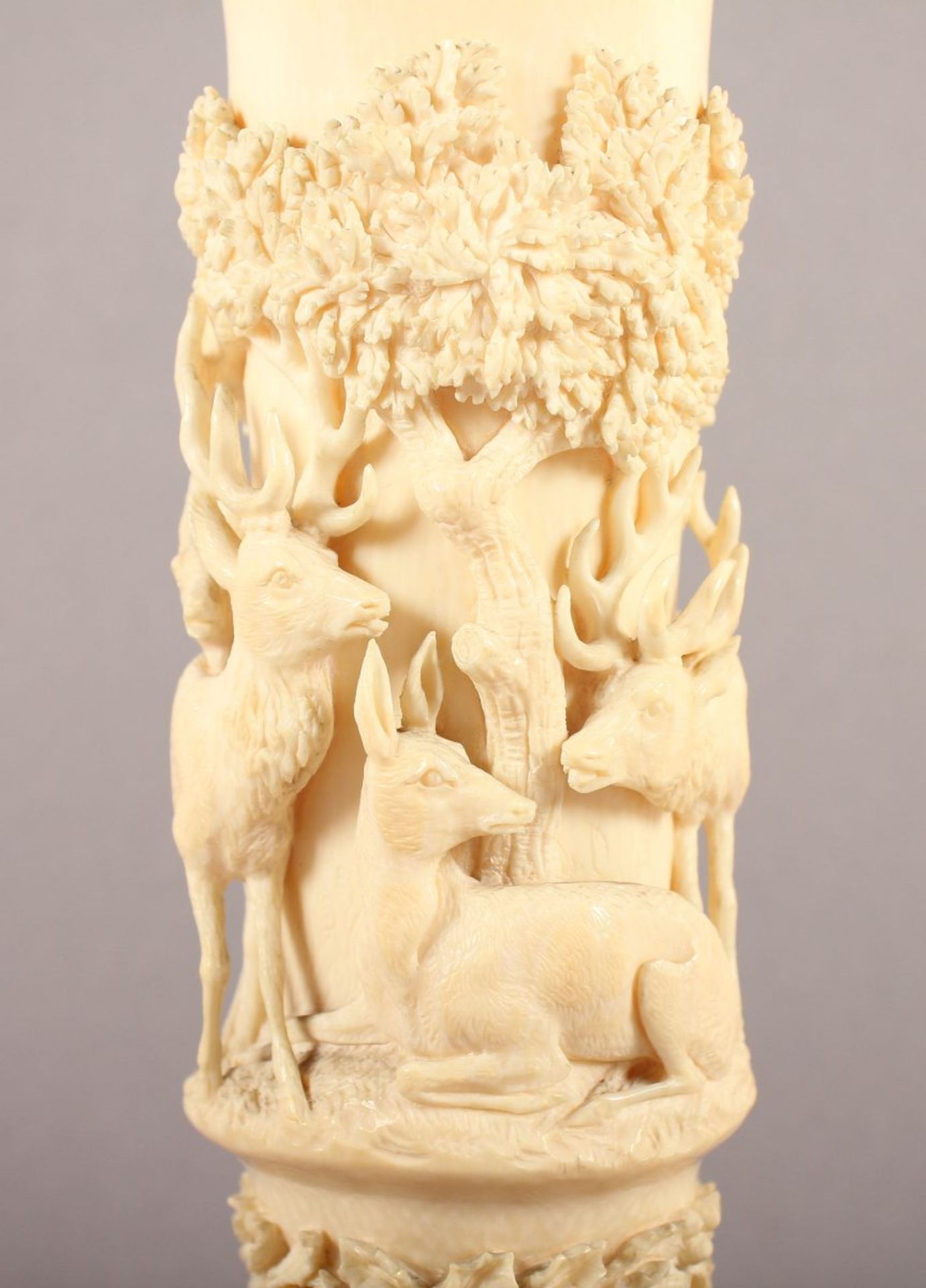 SELTENE VASE MIT JAGDMOTIVEN, Elfenbein, fein geschnitzt in Hochrelief, umlaufender Fries mit - Bild 6 aus 8