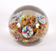 PAPERWEIGHT, farbloses, graustichiges Glas, polychrome Einschmelzungen mit Trompetenblumen,