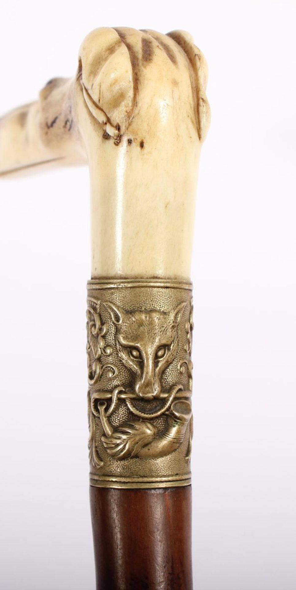 SPAZIERSTOCK, Elfenbeingriff in Form eines Hundekopfes, eingesetzte Glasaugen, Metallmanschette, - Bild 3 aus 3