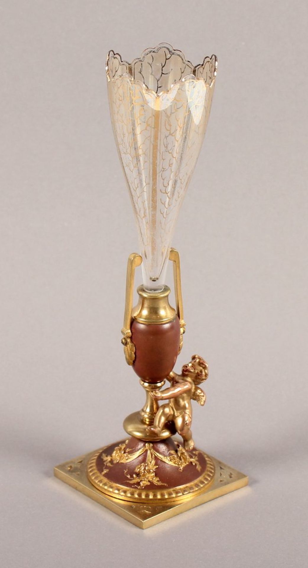 FIGURALE ZIERVASE, Bronze, Glaseinsatz mit Goldstaffage (ber.), H 21, FRANKREICH, 19.Jh.