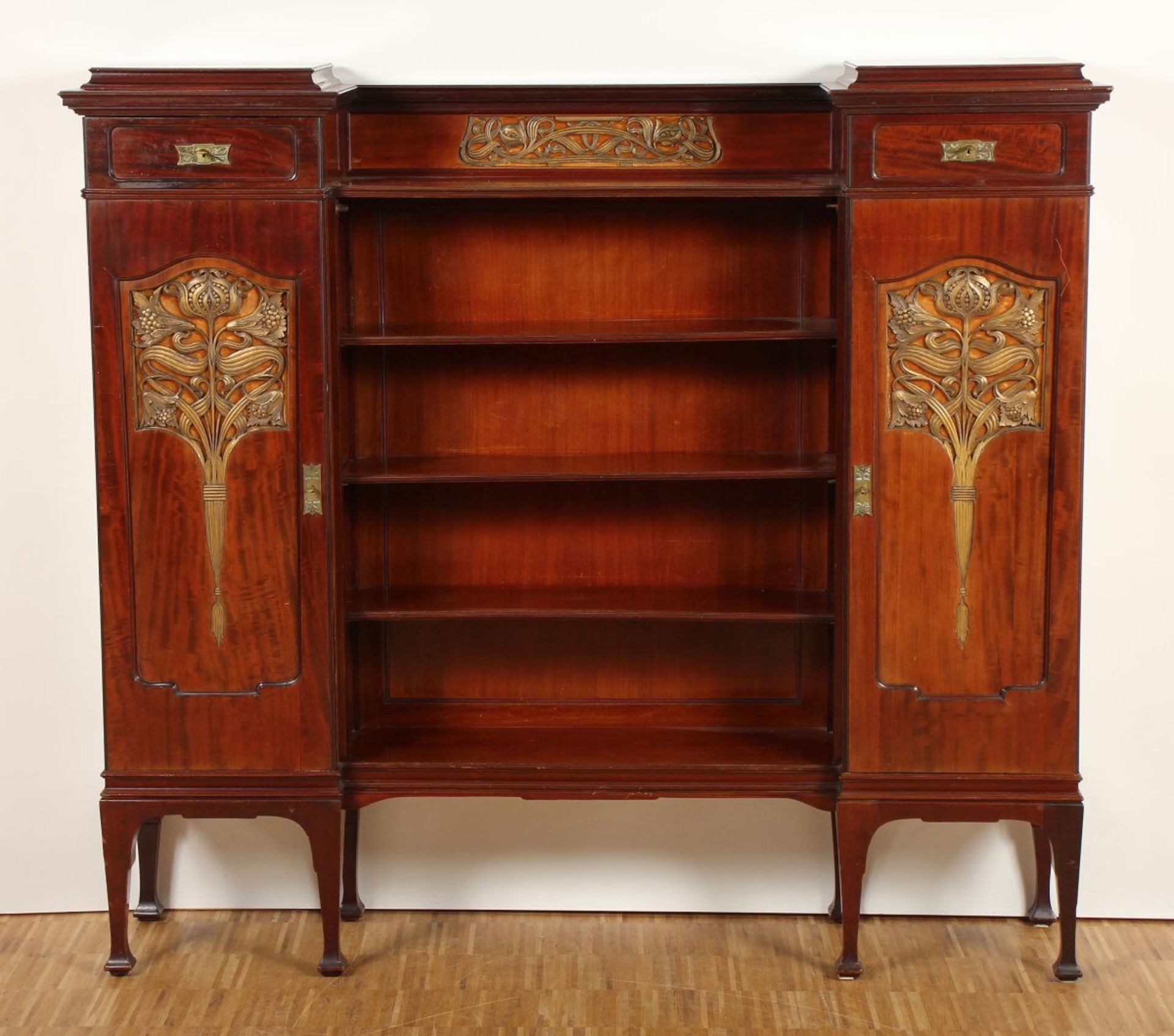 JUGENDSTIL-KONSOLSCHRANK, Kirschbaum, zweitüriger und zweischübiger Korpus, geschnitzt und teilw.