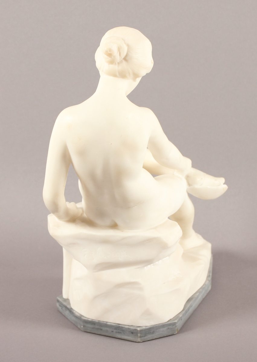 SEGER, Ernst (1868-1939), "Sandalenbinderin", Alabaster, H 31,5, verso signiert, am Steinsockel - Image 4 of 8