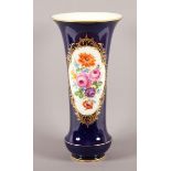 GROSSE VASE, schauseitig goldstaffierte Vierpaßkartusche mit polychrom gemalten Blumendekor auf