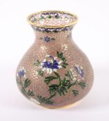 KLEINE PLIQUE-À-JOUR-VASE, Wandung und Boden mit Blüten im farbigem Fensteremail, H 10, CHINA, 20.