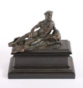 LIEGENDER HERKULES, Bronze, L 6, RÖMISCH, ca.2.Jh.v.Chr. Provenienz: Sammlung Konrad Strehl (1913-