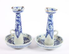 PAAR HANDLEUCHTER, Porzellan, in flüchtiger Malweise unterglasurblau dekoriert, H 19, CHINA, 19.