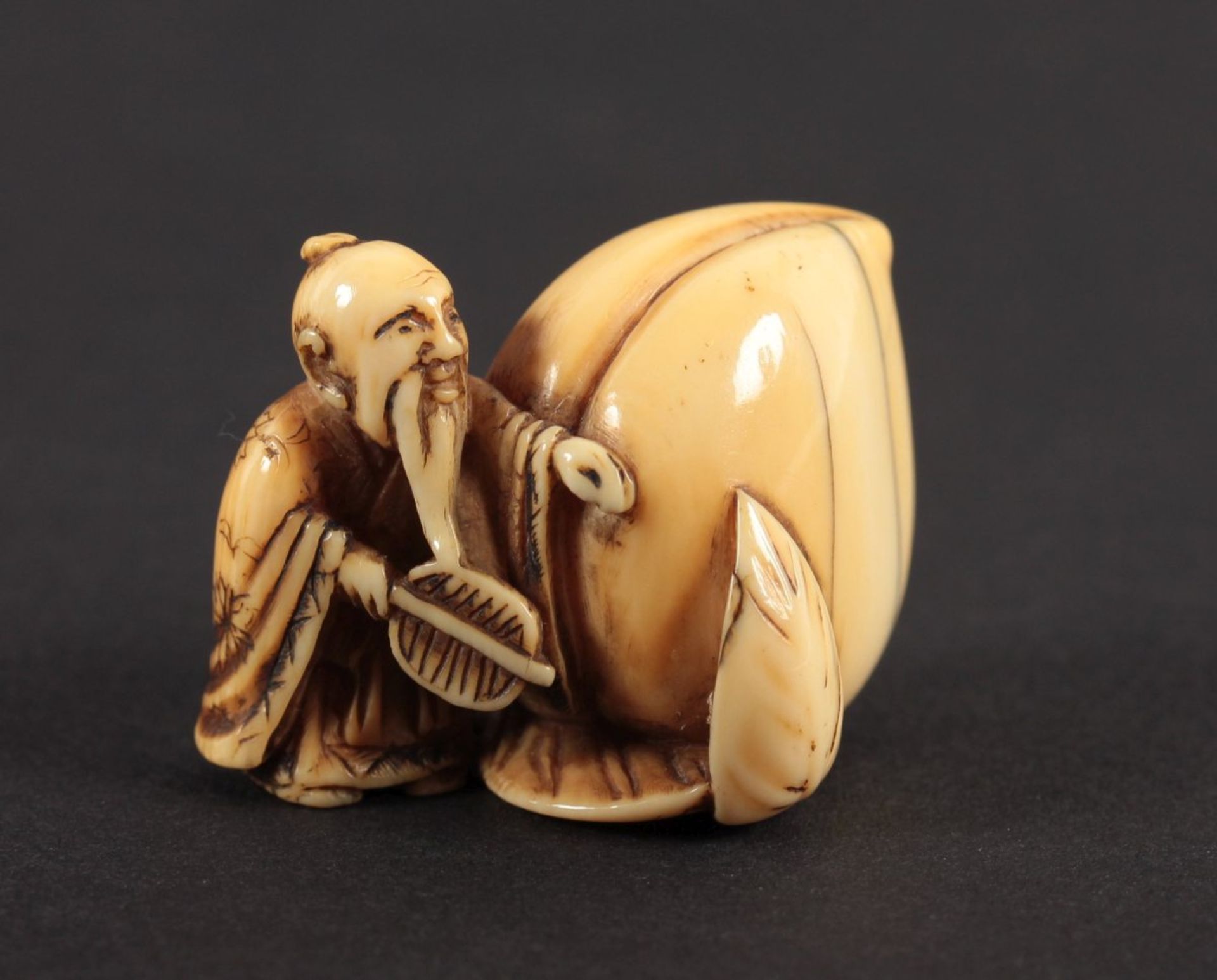 NETSUKE TÔBÔSAKU SENNIN, Elfenbein, schöne, glänzende, goldgelbe Patina, feine Schnitzarbeit, der