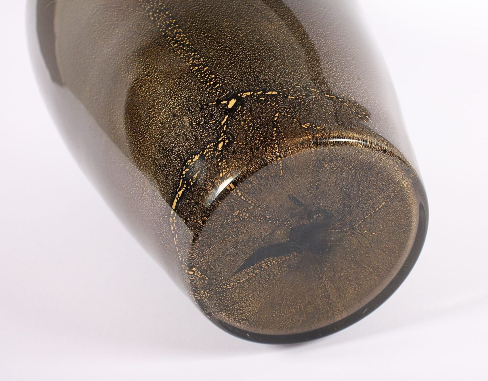 VASE, farbloses Glas, schwarzviolett hinterfangen mit Goldstaubeinschmelzungen, an der Mündung min. - Image 3 of 3