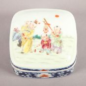 FAMILLE ROSE-DECKELDOSE, Porzellan, auf der Wandung unterglasurblauer Rankdekor und stilisierte